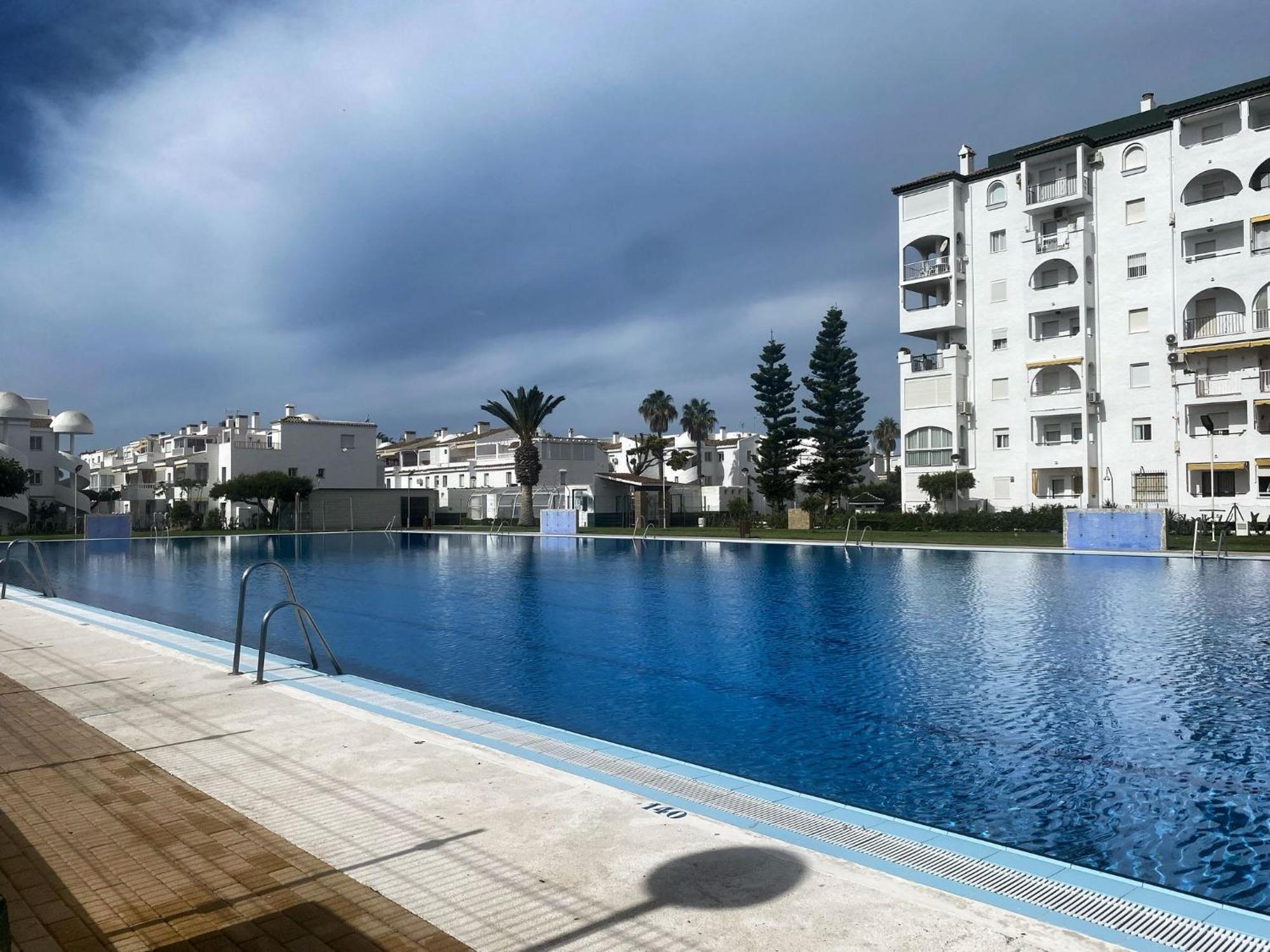 En Urbanizacion Privada Con Piscina En Primera Linea De Playa Apartment *
